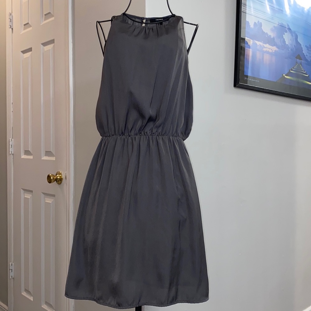 FORMAL DRESS WITH PEEK-A-BOO BACK